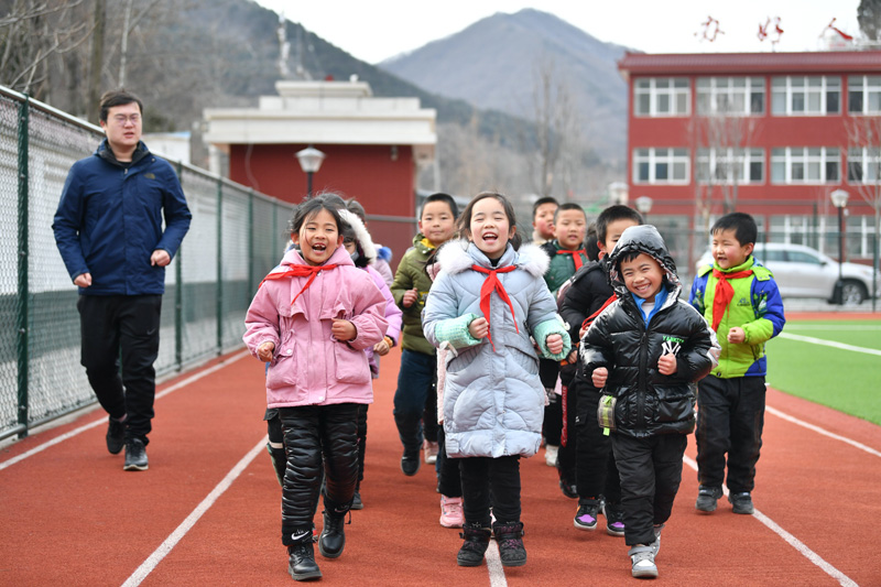 2020年12月29日，陕西省铜川市耀州区照金镇北梁红军小学员工在操场跑步。